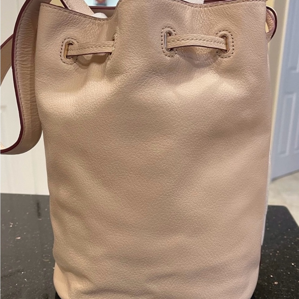 TORY BURCH BRODY BUCKET CROSSBODY LEATHER BUCKET SHOULDER BAG - used once. - Picture 2 of 4